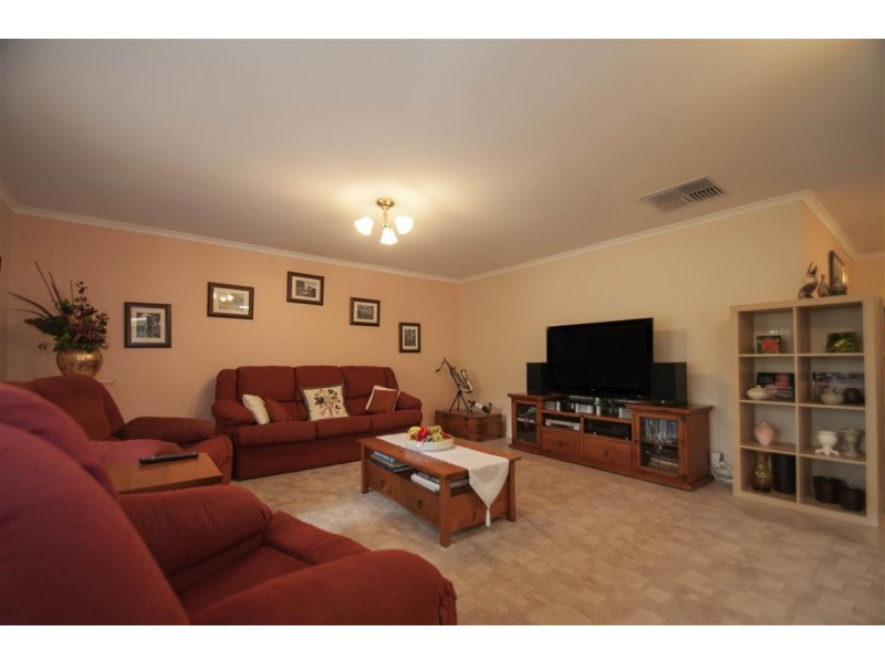 16 Riddoch Crescent, Woodcroft SA 5162