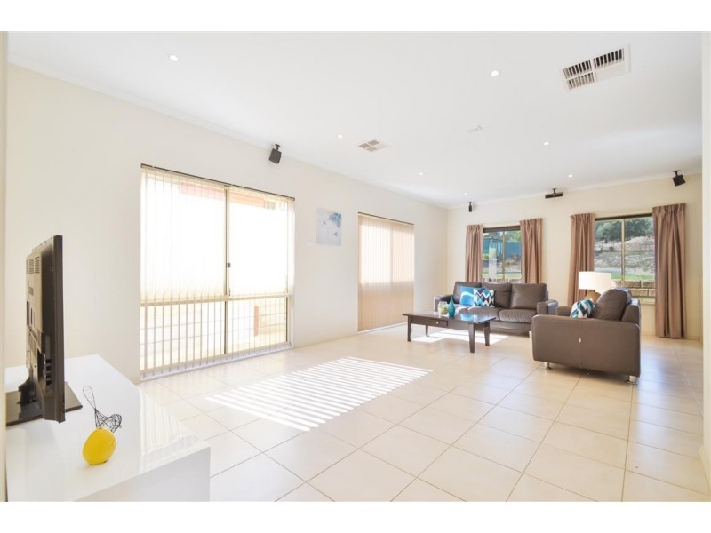 24 Ambrosini Court, Woodcroft SA 5162