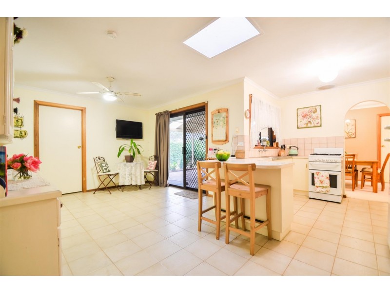 4 Lexcen Grove, Happy Valley SA 5159