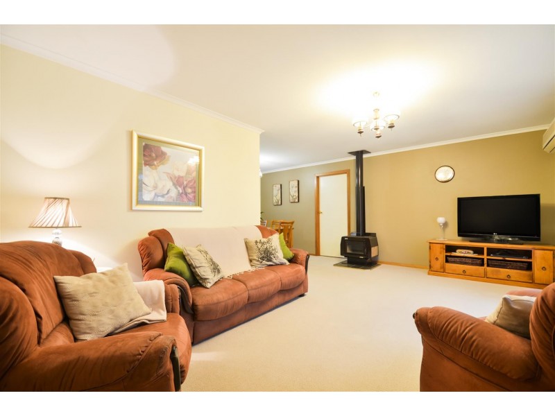 4 Lexcen Grove, Happy Valley SA 5159