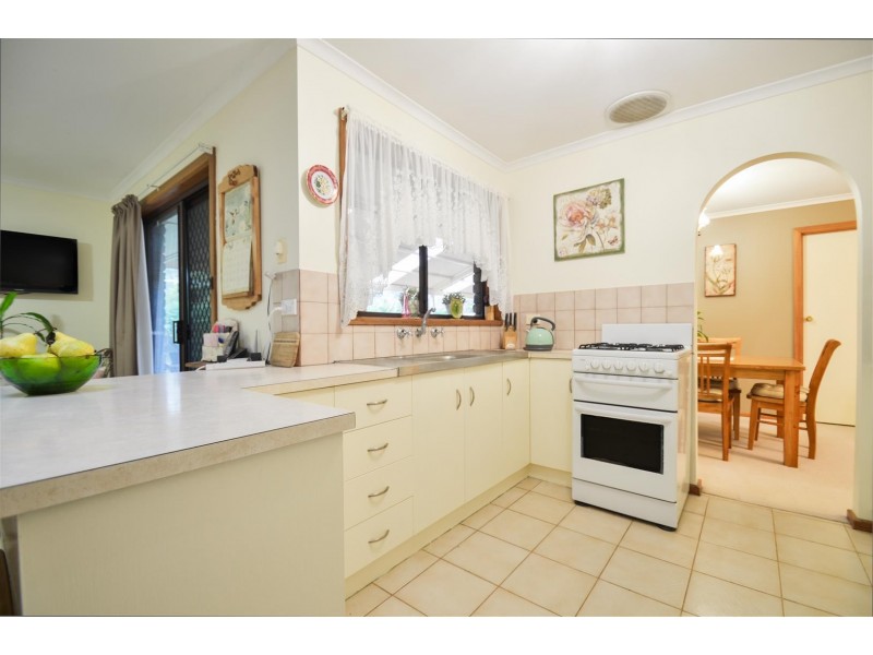 4 Lexcen Grove, Happy Valley SA 5159