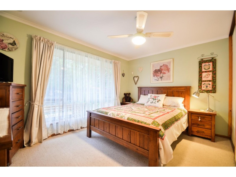 4 Lexcen Grove, Happy Valley SA 5159