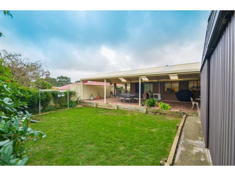 4 Lexcen Grove, Happy Valley SA 5159
