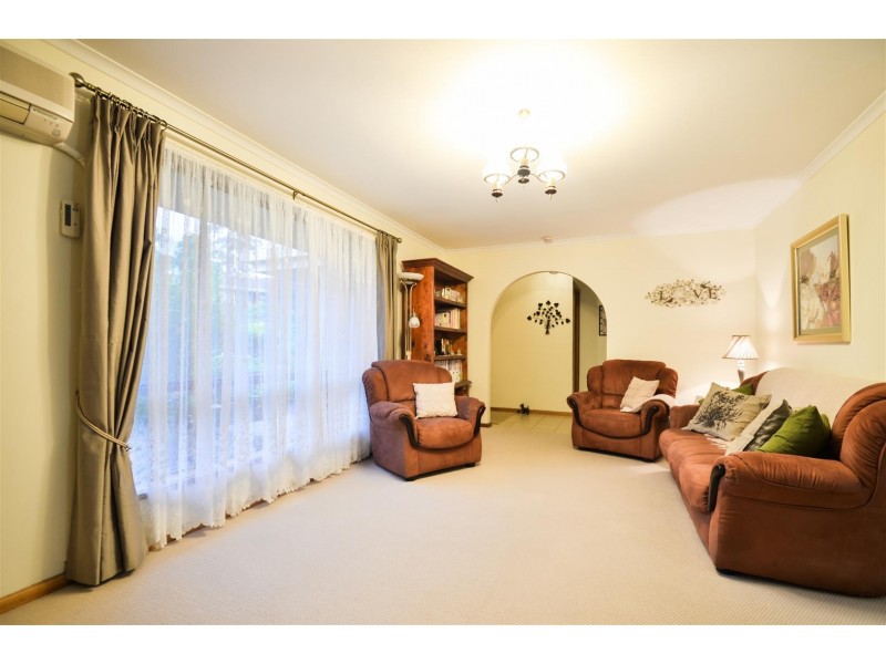 4 Lexcen Grove, Happy Valley SA 5159