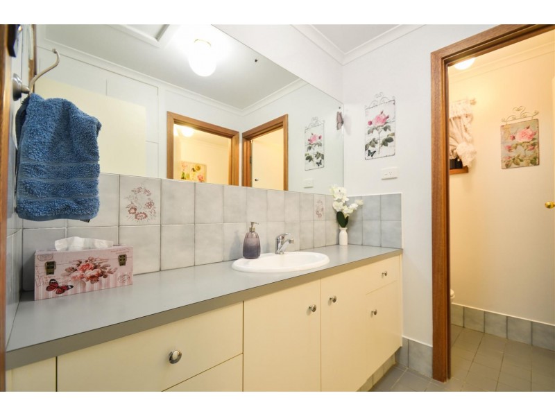 4 Lexcen Grove, Happy Valley SA 5159