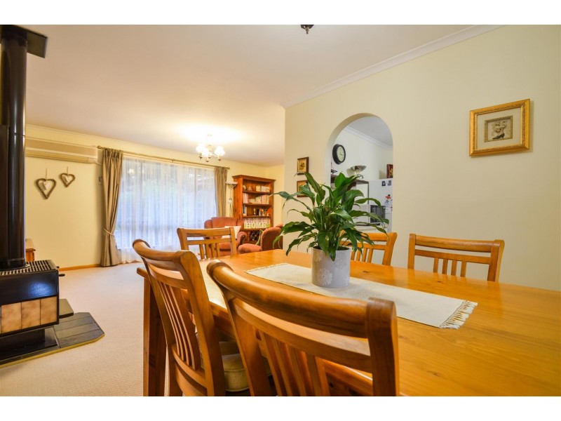 4 Lexcen Grove, Happy Valley SA 5159