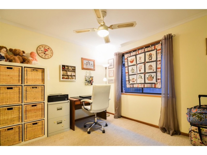 4 Lexcen Grove, Happy Valley SA 5159
