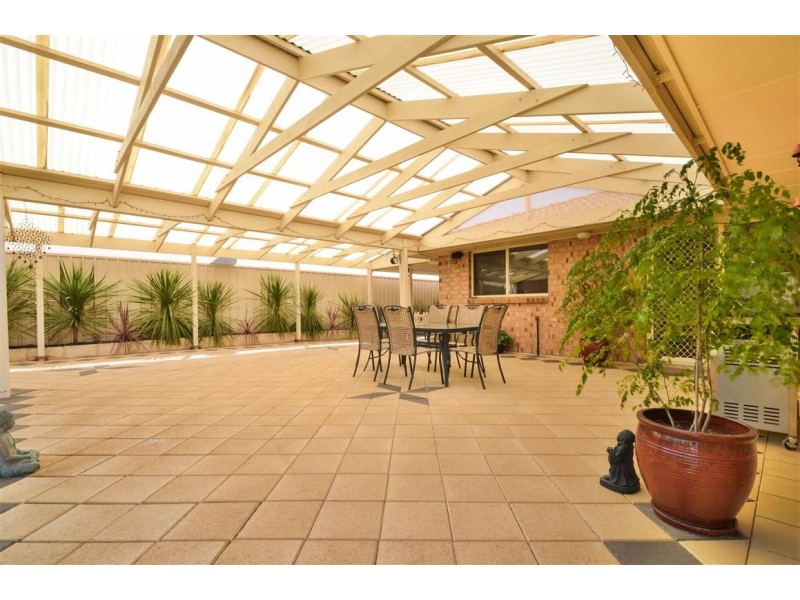 4 Potter Drive, Woodcroft SA 5162