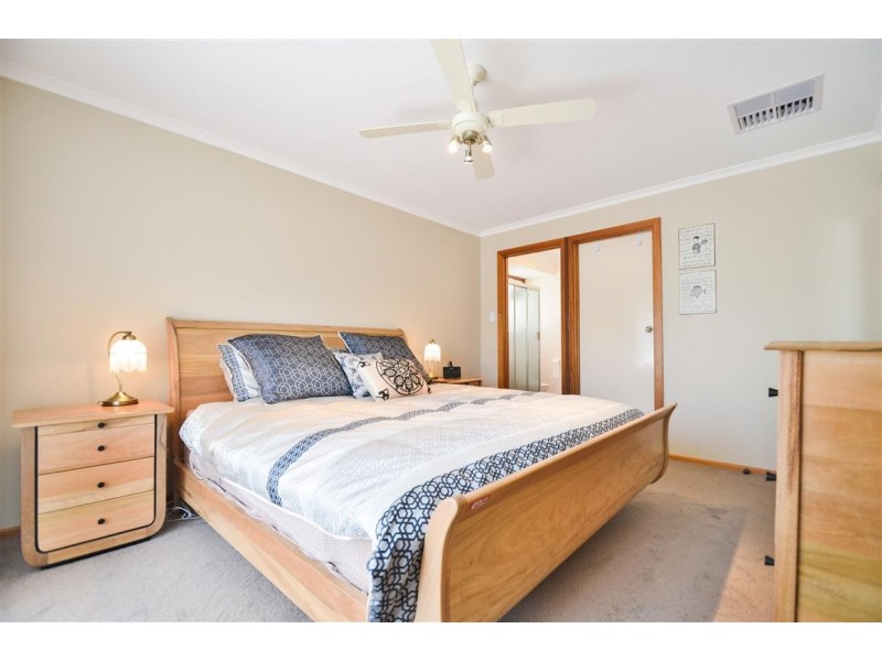 4 Potter Drive, Woodcroft SA 5162
