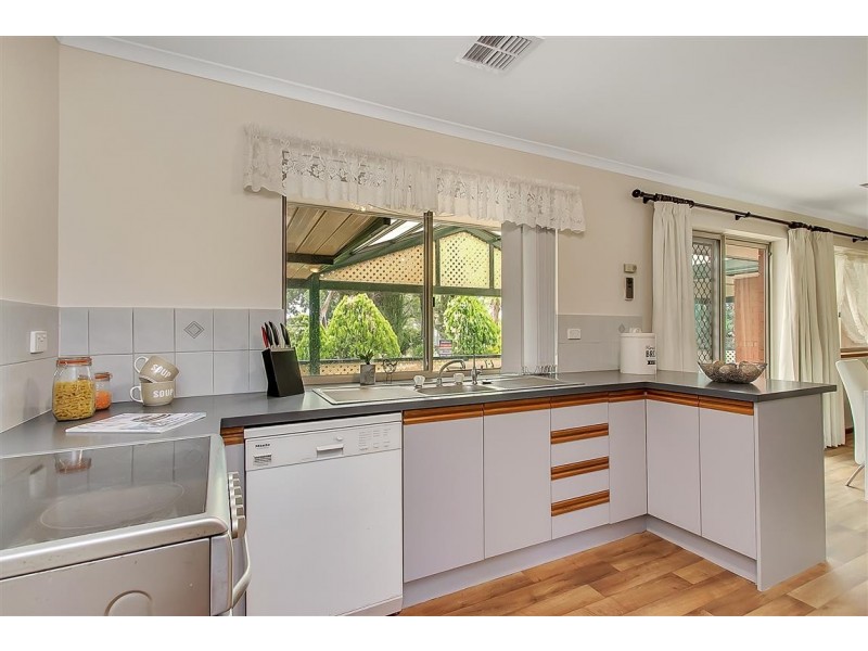18 Hispano Drive, Woodcroft SA 5162