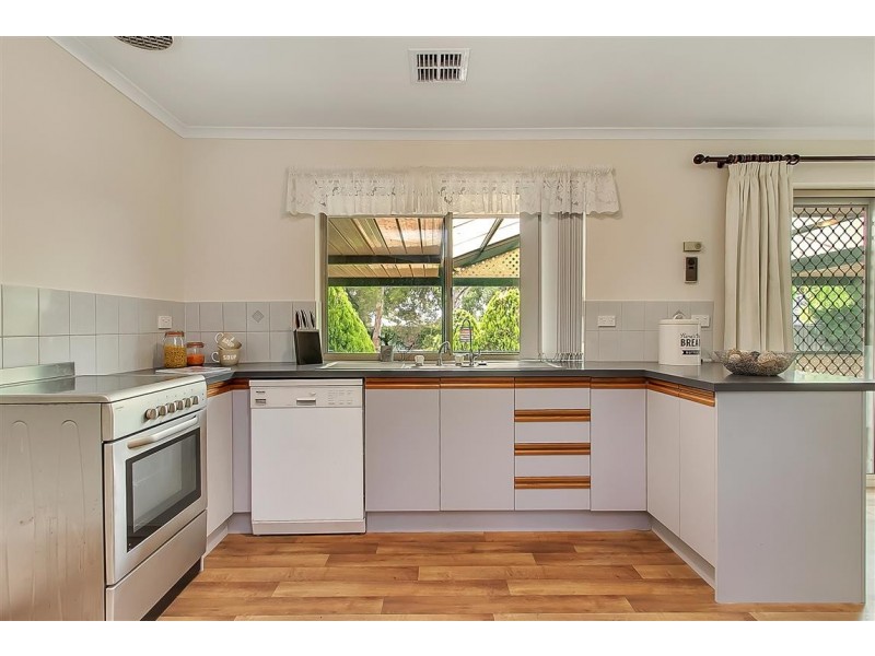 18 Hispano Drive, Woodcroft SA 5162
