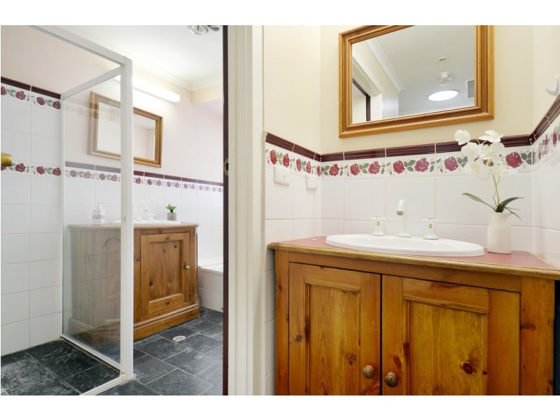 60 Oakridge Road, Aberfoyle Park SA 5159