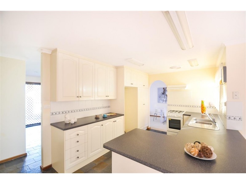 6 Queens Way, Woodcroft SA 5162