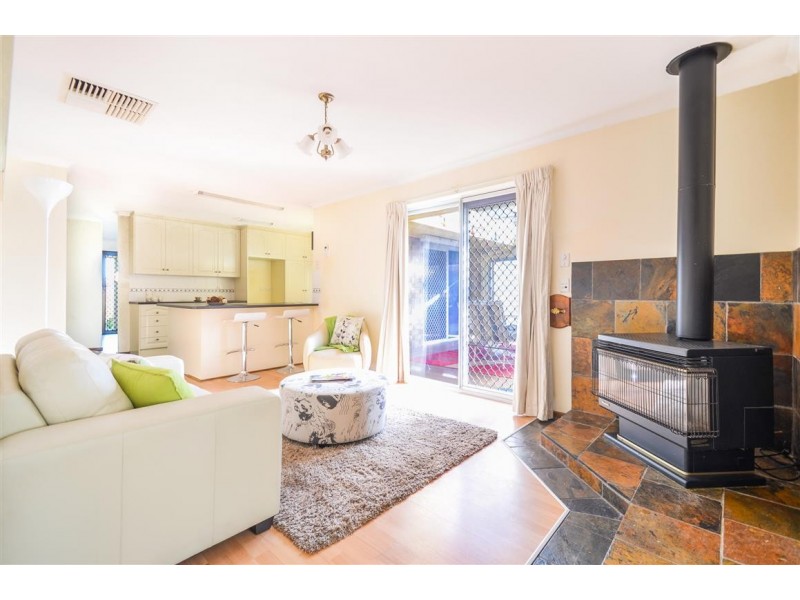 6 Queens Way, Woodcroft SA 5162