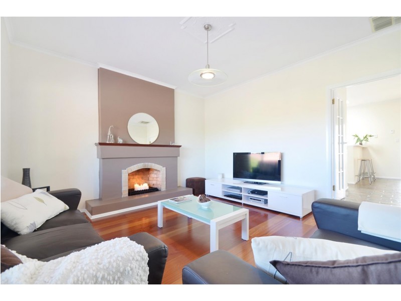 8 Rogana Crescent, Hallett Cove SA 5158