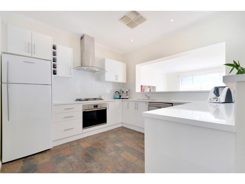 8 Rogana Crescent, Hallett Cove SA 5158