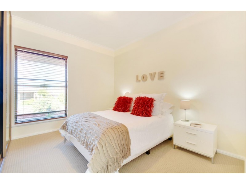 8 Rogana Crescent, Hallett Cove SA 5158