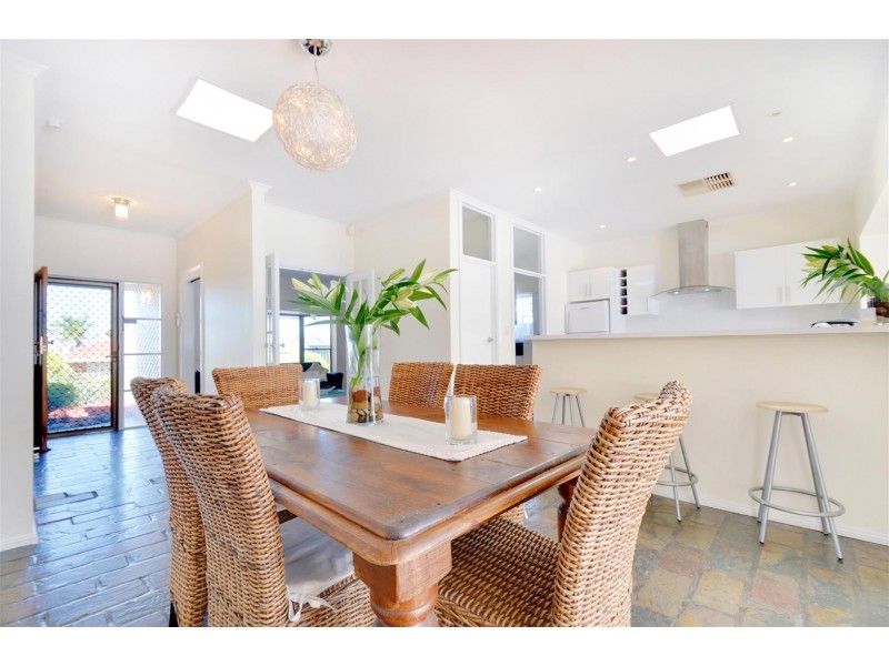 8 Rogana Crescent, Hallett Cove SA 5158