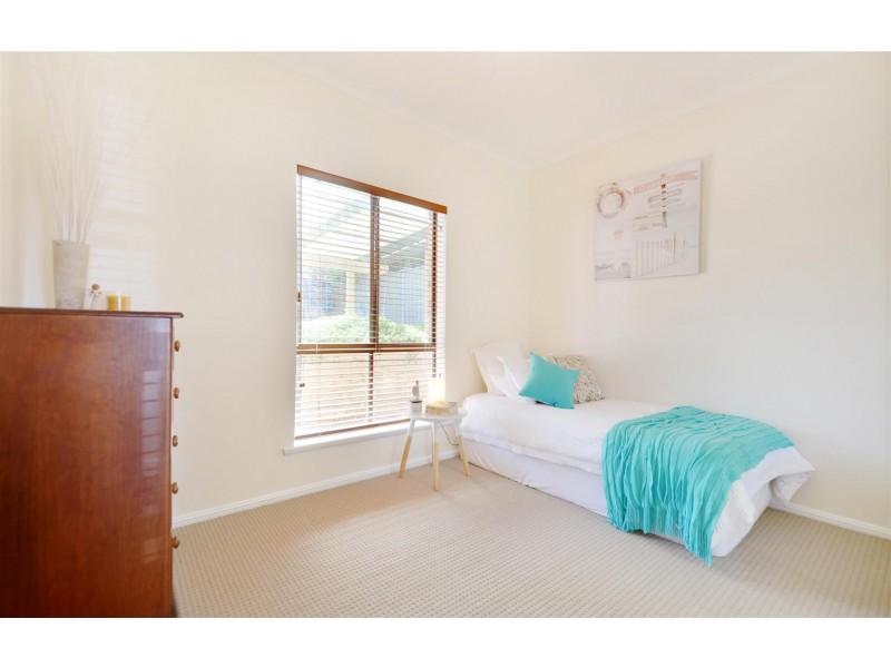 8 Rogana Crescent, Hallett Cove SA 5158