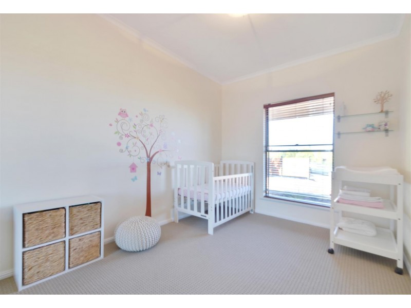 8 Rogana Crescent, Hallett Cove SA 5158