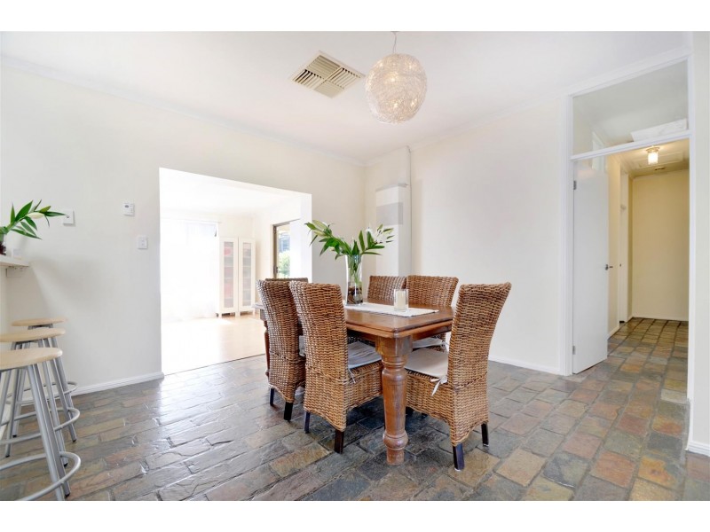 8 Rogana Crescent, Hallett Cove SA 5158