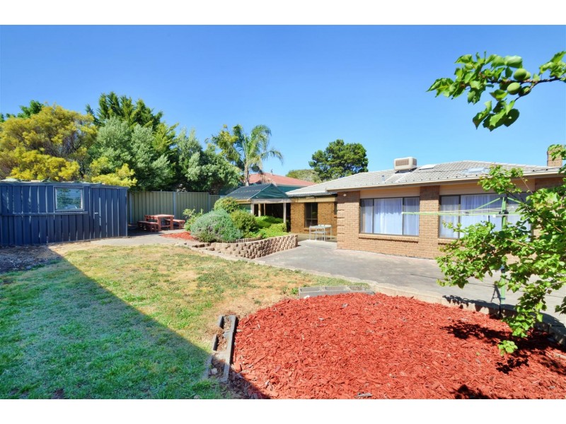 8 Rogana Crescent, Hallett Cove SA 5158