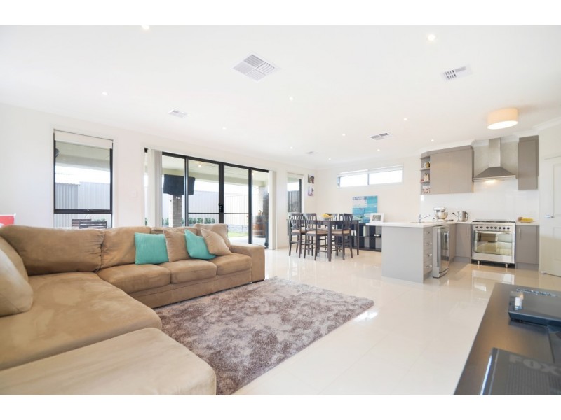 29 Sovereign Drive, Woodcroft SA 5162