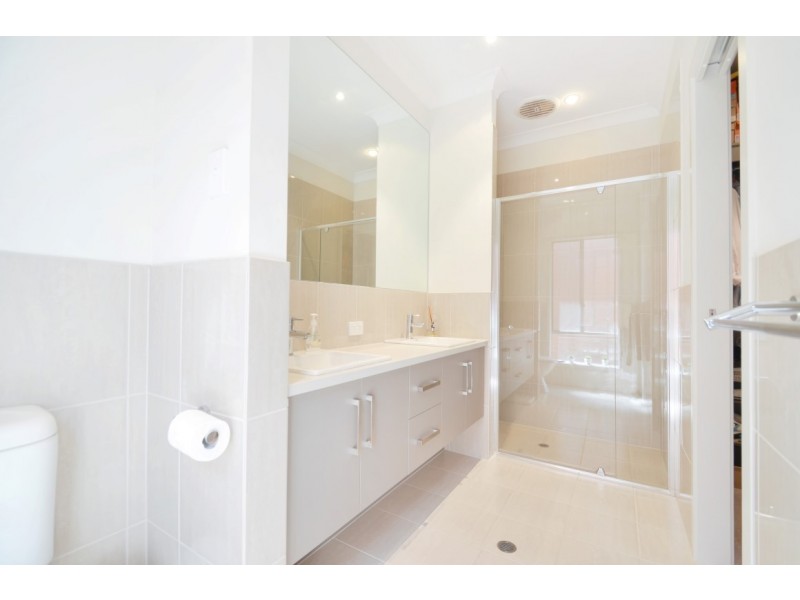 29 Sovereign Drive, Woodcroft SA 5162