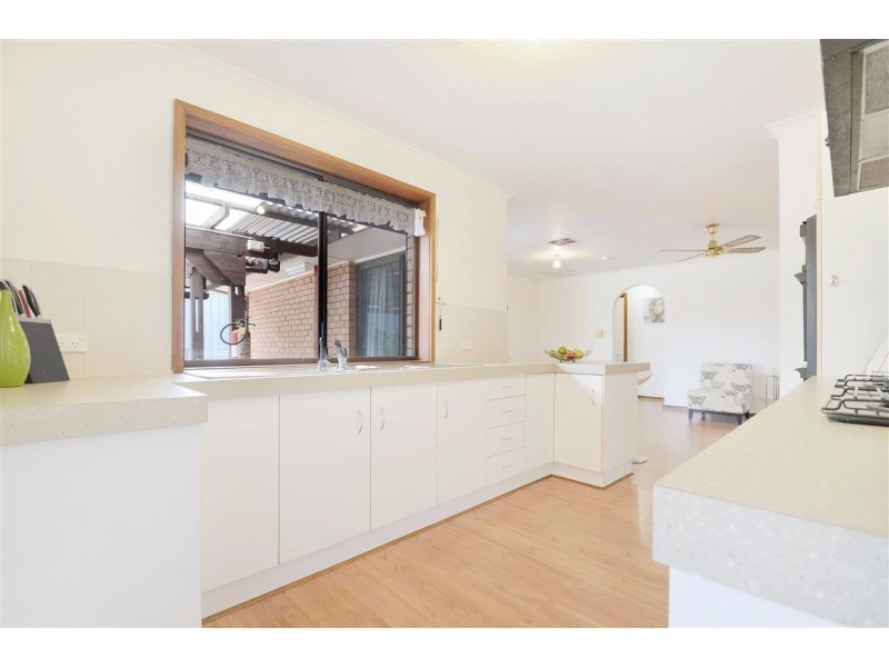 18 Banks Road, Woodcroft SA 5162