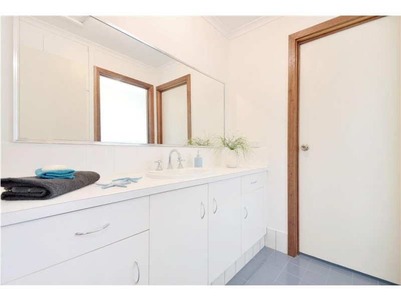 18 Banks Road, Woodcroft SA 5162