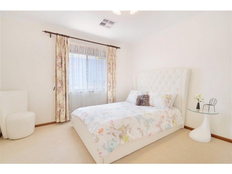 18 Banks Road, Woodcroft SA 5162