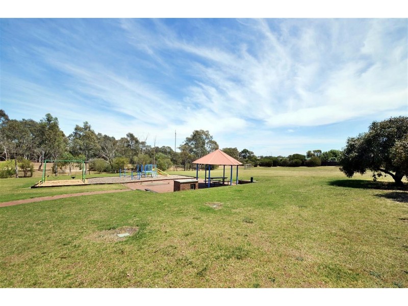 18 Banks Road, Woodcroft SA 5162