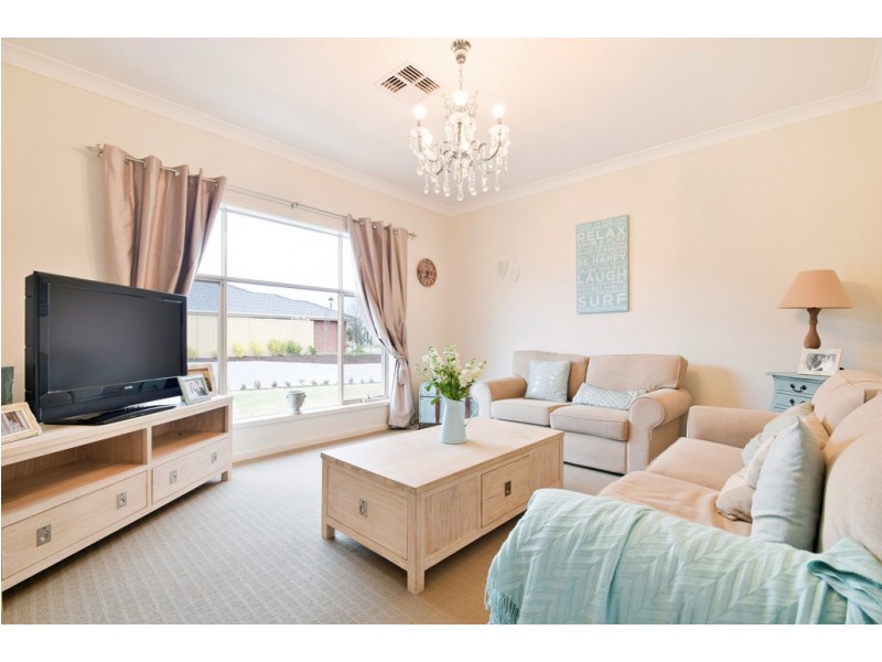 8 Yarr Crescent, Seaford Meadows SA 5169