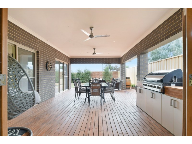 8 Yarr Crescent, Seaford Meadows SA 5169