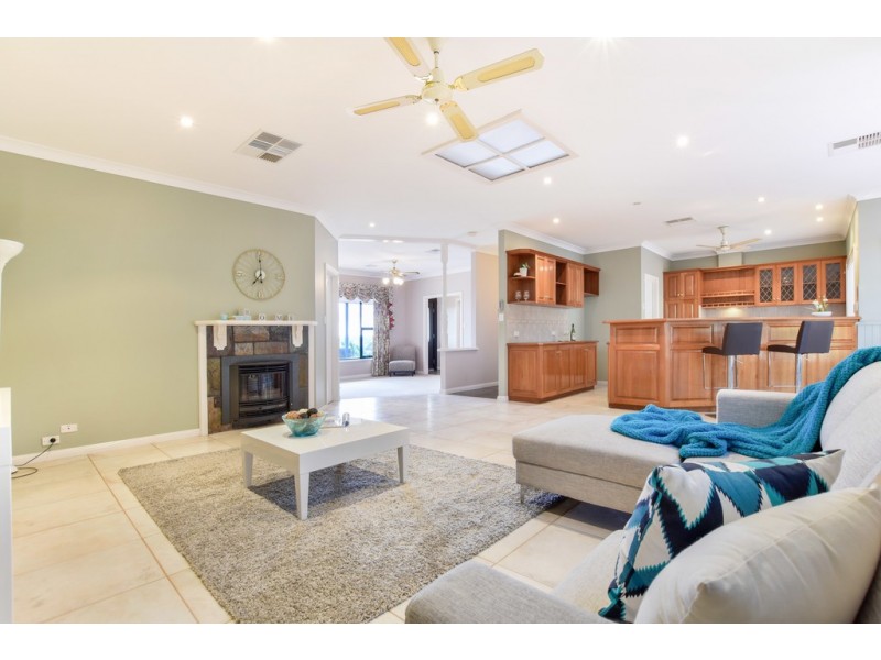 3 Caspian Court, Woodcroft SA 5162