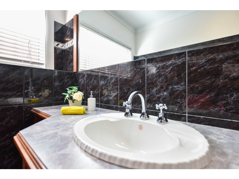 3 Caspian Court, Woodcroft SA 5162