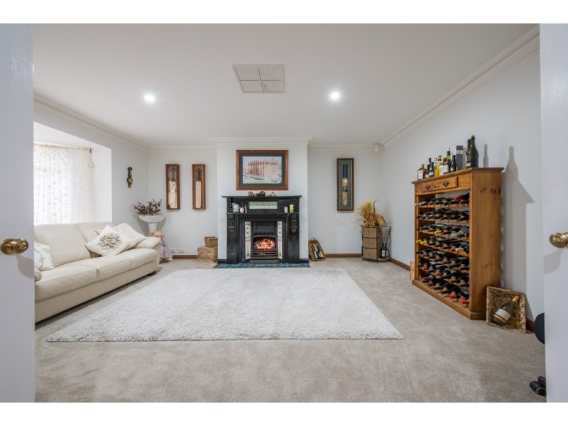 17 Horseshoe Drive, Woodcroft SA 5162