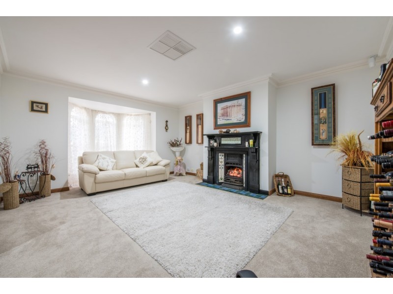 17 Horseshoe Drive, Woodcroft SA 5162