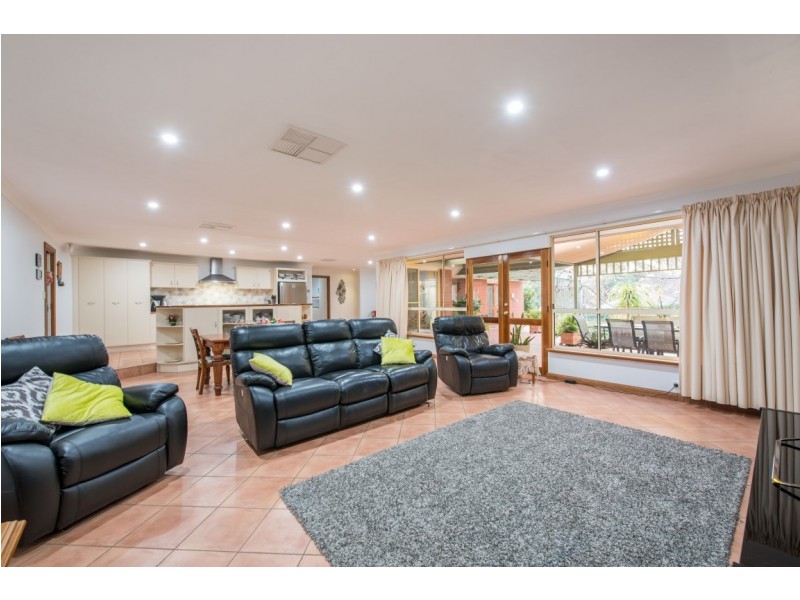 17 Horseshoe Drive, Woodcroft SA 5162