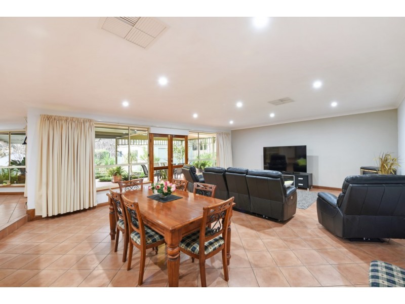 17 Horseshoe Drive, Woodcroft SA 5162