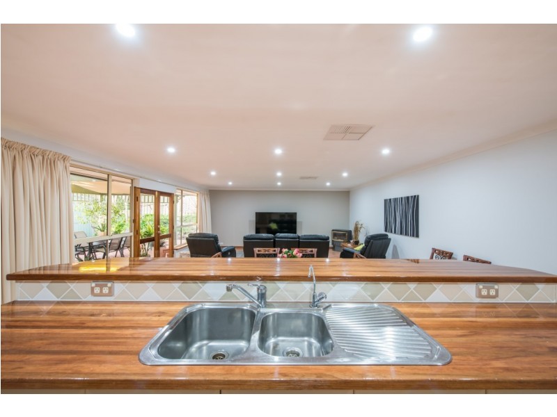 17 Horseshoe Drive, Woodcroft SA 5162