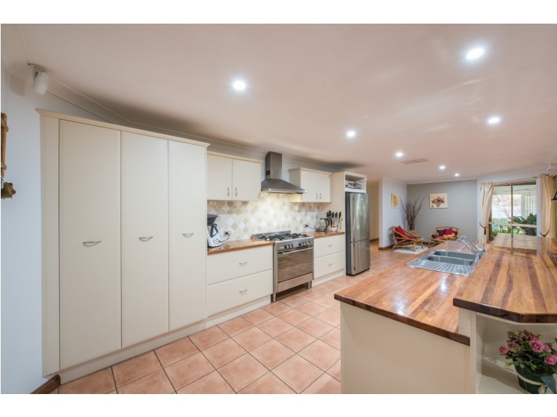 17 Horseshoe Drive, Woodcroft SA 5162