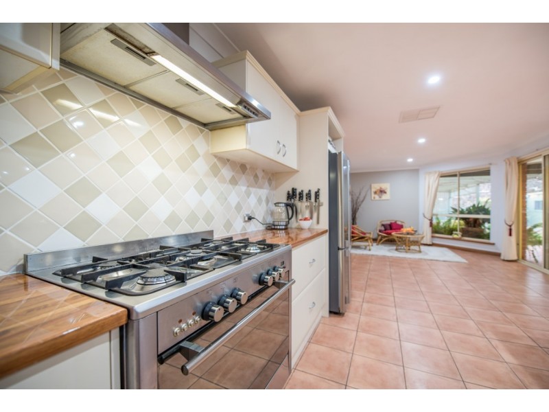 17 Horseshoe Drive, Woodcroft SA 5162