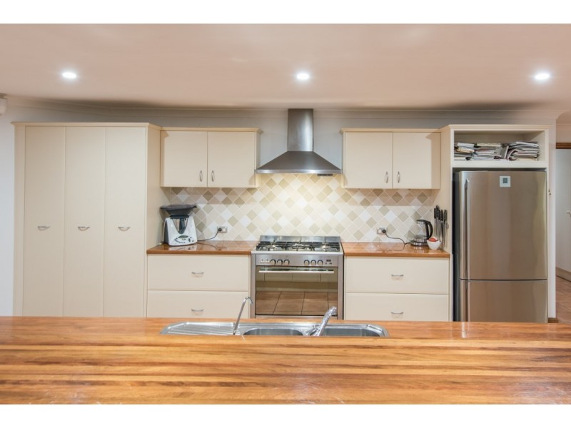 17 Horseshoe Drive, Woodcroft SA 5162