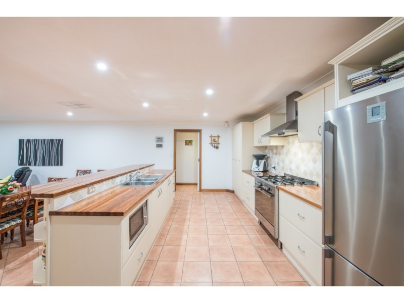 17 Horseshoe Drive, Woodcroft SA 5162