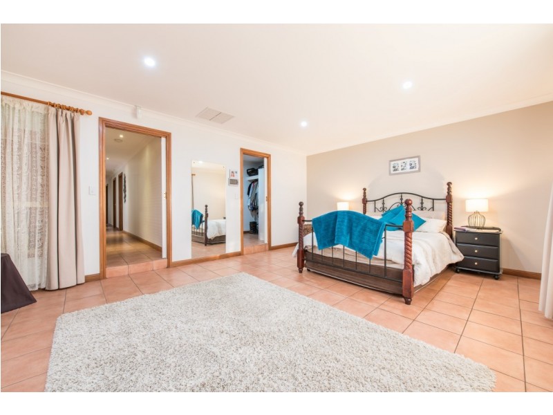 17 Horseshoe Drive, Woodcroft SA 5162