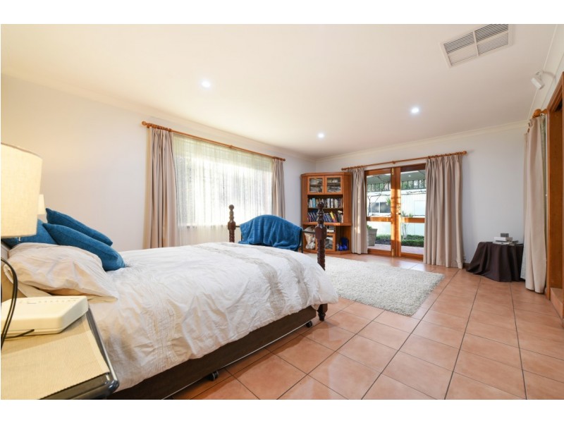 17 Horseshoe Drive, Woodcroft SA 5162