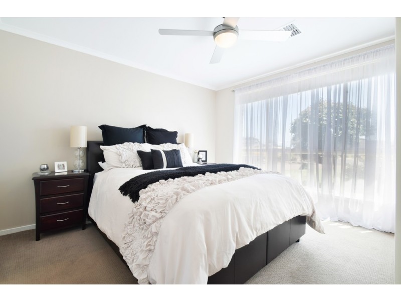 12 McCormack Crescent, Woodcroft SA 5162