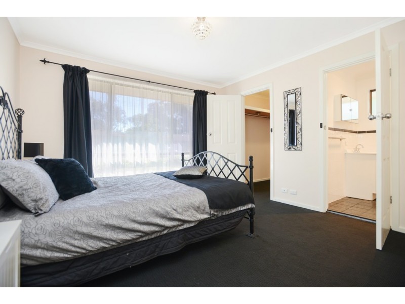 8 Bradman Court, Morphett Vale SA 5162