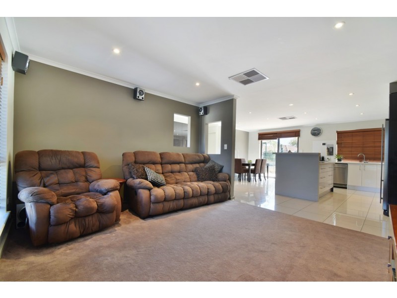 20 Warburton Drive, Woodcroft SA 5162
